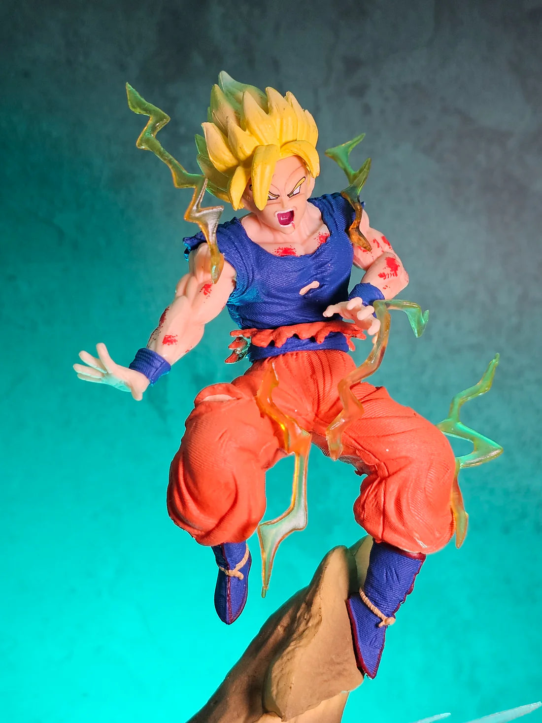 Goku and Majin Buu Fight Scene with Light Effect 21CM